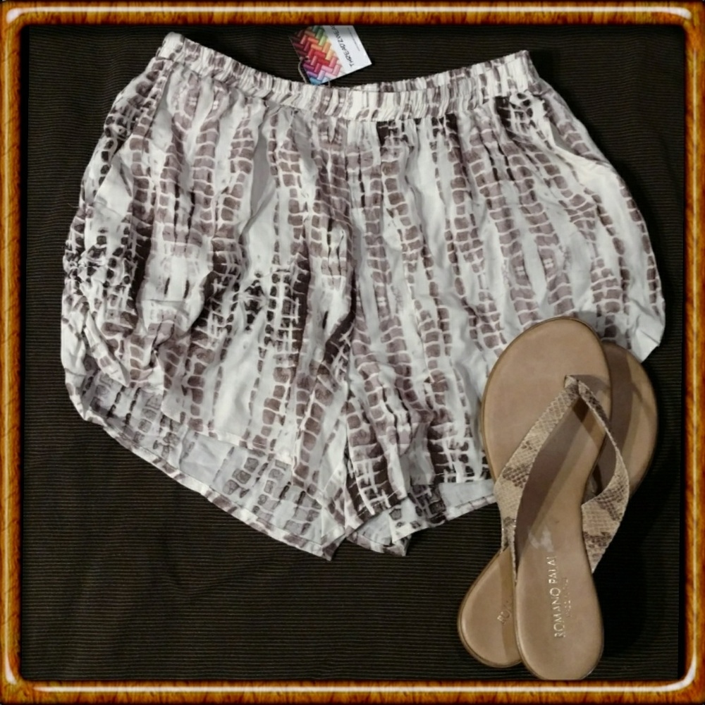 Ivory Pattern Shorts - Picture 2 of 8